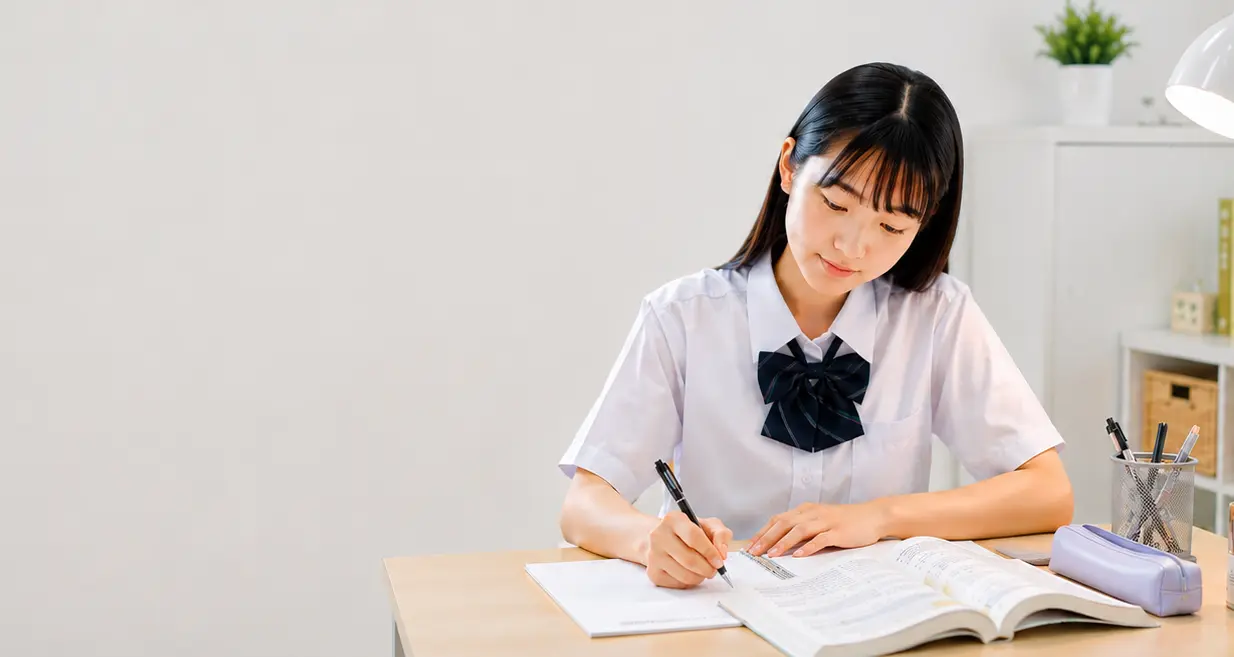 机で集中して勉強している学生